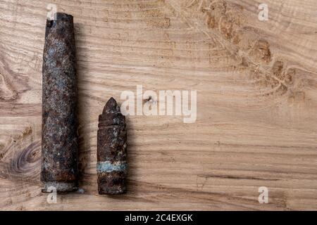 vieux obus d'artillerie rouillée et projectile d'avion sur fond de bois, obus balles de la guerre mondiale 2 trouvé, a sorti du sol Banque D'Images