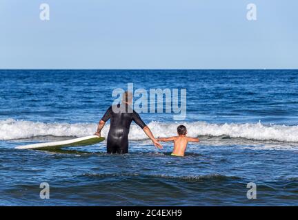 Cours de surf pour père et fils Banque D'Images