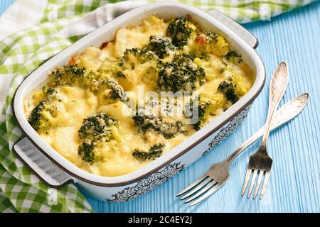 Cocotte avec brocoli, pommes de terre, œufs et fromage. Banque D'Images