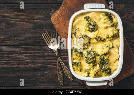 Cocotte avec brocoli, pommes de terre, œufs et fromage. Banque D'Images