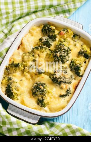 Cocotte avec brocoli, pommes de terre, œufs et fromage. Banque D'Images