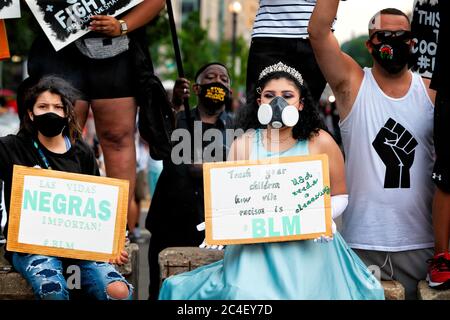 Les manifestants se tiennent contre le racisme et la brutalité policière et célèbrent le dix-septième anniversaire de Black Lives Matter Plaza, Washington, DC, États-Unis Banque D'Images