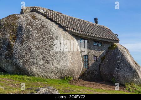 Casa do Penedo, une maison construite entre d'énormes rochers au sommet d'une montagne à Fafe, Portugal. Communément considéré comme l'une des maisons les plus étranges du monde. Banque D'Images