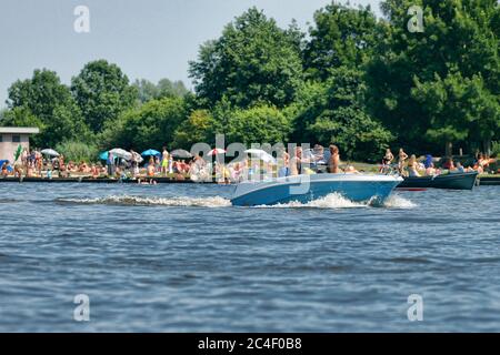 Loosdrecht, pays-Bas. 26 juin 2020. LOOSDRECHT, 26-06-2020, Summertime sur les lacs de Hollande où les températures ont atteint 30 degrés Celsius. Beaucoup de gens apprécient leur liberté après une longue période de verrouillage dû au coronacrisis. De Loosdrechtse plassen tijdens een warme zomerdag. Speedboat vaart langs Credit: Pro Shots/Alamy Live News Banque D'Images