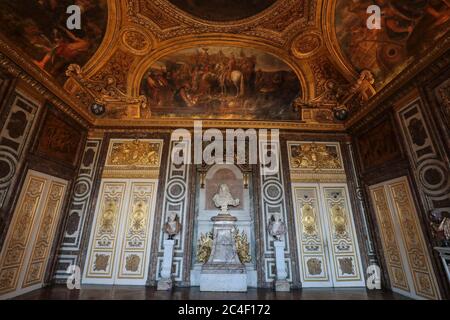 RÉOUVERTURE DU CHÂTEAU DE VERSAILLES APRÈS LE CONFINEMENT Banque D'Images