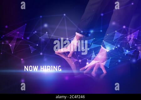Homme d'affaires touchant un écran énorme avec MAINTENANT L'INSCRIPTION D'EMBAUCHE, concept d'affaires de technologie moderne Banque D'Images