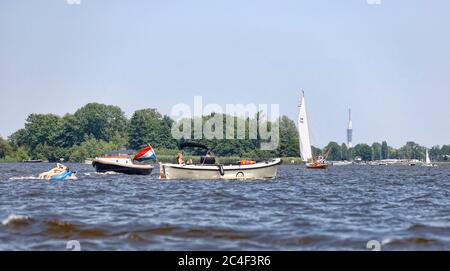 Loosdrecht, pays-Bas. 26 juin 2020. LOOSDRECHT, 26-06-2020, Summertime sur les lacs de Hollande où les températures ont atteint 30 degrés Celsius. Beaucoup de gens apprécient leur liberté après une longue période de verrouillage dû au coronacrisis. De Loosdrechtse plassen tijdens een warme zomerdag. Vlinder achter de boot Credit: Pro Shots/Alay Live News Banque D'Images