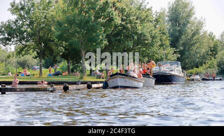 Loosdrecht, pays-Bas. 26 juin 2020. LOOSDRECHT, 26-06-2020, Summertime sur les lacs de Hollande où les températures ont atteint 30 degrés Celsius. Beaucoup de gens apprécient leur liberté après une longue période de verrouillage dû au coronacrisis. De Loosdrechtse plassen tijdens een warme zomerdag. Crédit : Pro Shots/Alamy Live News Banque D'Images