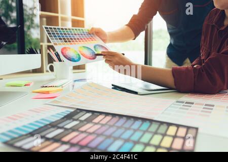 Les créateurs de mode choisissent le tableau de couleurs et la couleur pour leur nouvelle collection. Banque D'Images