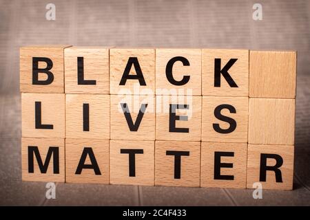 bloc en bois sur un journal flou construire le mot noir vies comptent, gros plan Banque D'Images