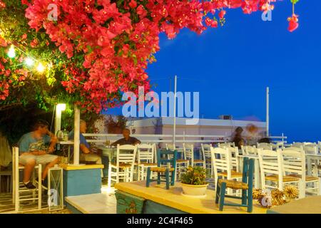 Heure bleue à la place Markos Vamvakaris dans l'île de Syros, Cyclades, Grèce, Europe. Banque D'Images