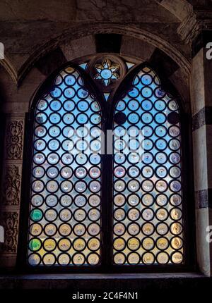 Fenêtre en verre au plomb Rondel à l'intérieur de l'église de Santa Maria della Spina. Pise. Italie. Banque D'Images