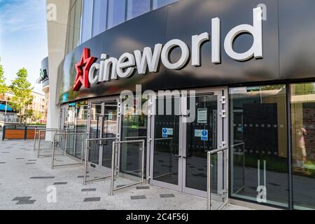 LONDRES, ANGLETERRE - 26 JUIN 2020 : Cineworld Cinema à South Ruislip, Londres fermé pendant le confinement de la COVID-19 prêt pour les restrictions à être relaxé Banque D'Images