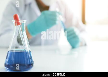 Fermer le tube en verre chimique sur la table en laboratoire. Banque D'Images