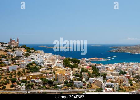 Ville d'Ermoupolis, vue panoramique sur la capitale de l'île de Syros, Cyclades, Grèce, Europe. Banque D'Images