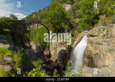 Pont Misarela 'Ponte da Misarela' également connu sous le nom de pont du diable 'Ponte do Diabo' dans le parc national de Peneda-Geres, Portugal Banque D'Images