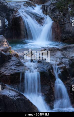 Belles cascades au printemps dans le parc national de Peneda-Geres, Portugal Banque D'Images