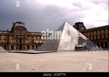 Paris, France, 19/06/2020 : Pyramide du Louvre Banque D'Images