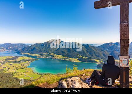 Strobl: lac Wolfgangsee, ville de St. Wolfgang im Salzkammergut, montagne Schafberg, sommet sur la montagne Sparber, randonneur à Salzkammergut, Salzbourg, Banque D'Images