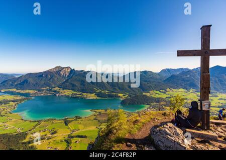 Strobl: lac Wolfgangsee, ville de St. Wolfgang im Salzkammergut, montagne Schafberg, sommet sur la montagne Sparber, randonneur à Salzkammergut, Salzbourg, Banque D'Images