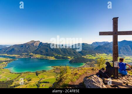 Strobl: lac Wolfgangsee, ville de St. Wolfgang im Salzkammergut, montagne Schafberg, sommet sur la montagne Sparber, randonneur à Salzkammergut, Salzbourg, Banque D'Images