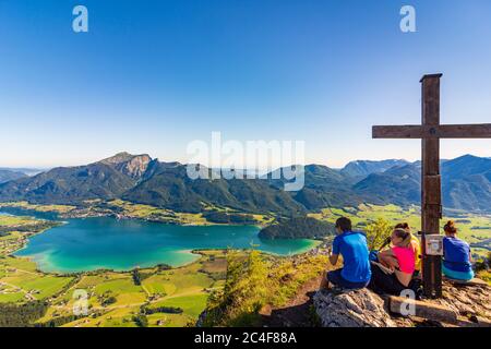 Strobl: lac Wolfgangsee, ville de St. Wolfgang im Salzkammergut, montagne Schafberg, sommet sur la montagne Sparber, randonneur à Salzkammergut, Salzbourg, Banque D'Images