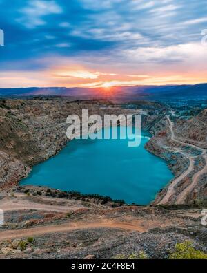 Lever de soleil sur un lac bleu en forme de cœur. Carrière de Kadykovsky, à chaux fluxante, Balaklava, Crimée. L'un des points les plus bas de la Crimée est dans Banque D'Images