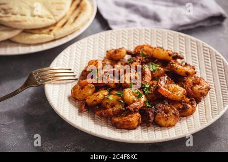 Crevettes marocaines épicées, cuisine méditerranéenne. Banque D'Images