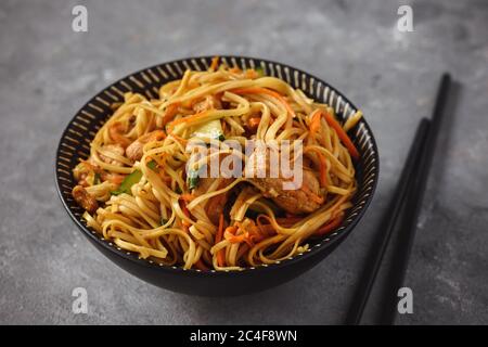 Nouilles asiatiques épicées au poulet et aux légumes. Banque D'Images