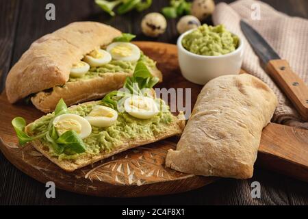 Sandwich à l'avocat avec œufs de caille. Banque D'Images