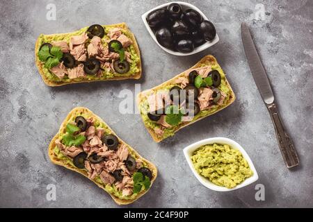 Bruschetta au thon, aux olives et à l'avocat. Banque D'Images