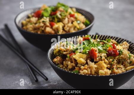 Riz de porc thaïlandais avec œufs frits et coriandre. Banque D'Images