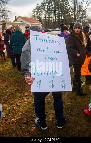 MIDDLETOWN, NY, ÉTATS-UNIS - 22 févr. 2019: Inspire Kids Preschool à Goshen, NY grèves pour les salaires équitables. Un homme tient un panneau de piquet sur son fond, Banque D'Images