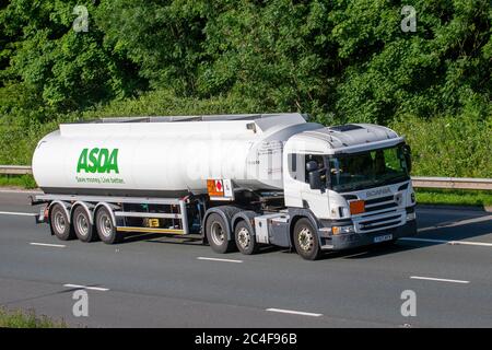 ASDA Pétrol fuel Tanker ; transport de camions, camion, transport, camion, porte-cargaison, SCANIA véhicule, transport commercial européen, industrie, M6 à Manchester, Royaume-Uni Banque D'Images