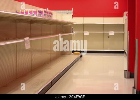 MIDDLETOWN, NY, ÉTATS-UNIS - 06 mai 2020 : Middletown, NY / États-Unis - 05/06/2020 : les tablettes sont toujours vides chez Target en raison de la panique des achats et des arraisonnement Banque D'Images