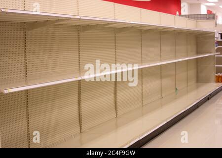 MIDDLETOWN, NY, ÉTATS-UNIS - 06 mai 2020 : Middletown, NY / États-Unis - 05/06/2020 : les tablettes sont toujours vides chez Target en raison de la panique des achats et des arraisonnement Banque D'Images