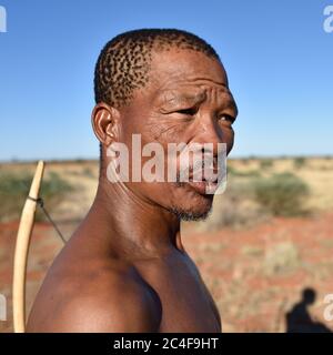 KALAHARI NAMIBIE - 24 JANVIER 2016 : chasseur de portraits en gros plan Bushman. Le peuple San, également connu sous le nom de Bushmen, est membre de divers chasseurs-gath indigènes Banque D'Images