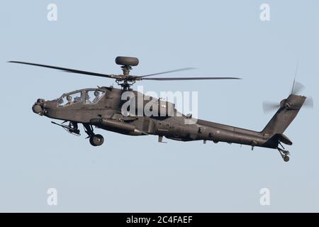 L'hélicoptère d'attaque Apache AAC débarque à l'aérodrome de Wattisham, dans le Suffolk. Banque D'Images