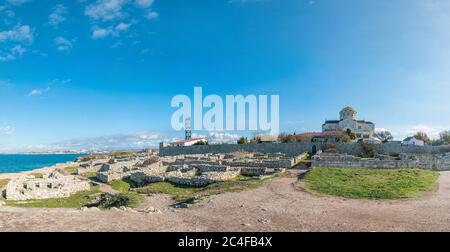 Vue panoramique sur les ruines de Chersonesus, une ancienne colonie grecque et la cathédrale de Vladimir dans aujourd'hui Sébastopol, Crimée le concept d'un voyage, se détendre Banque D'Images