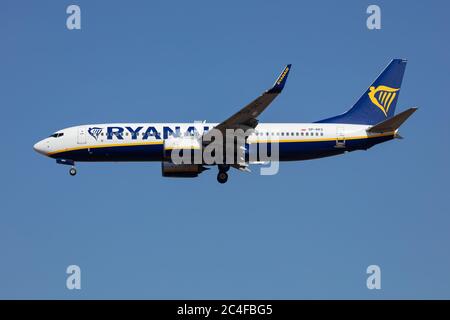 Budapest / Hongrie - 9 mars 2020 : arrivée et atterrissage d'un avion de passagers Ryanair Boeing 737-800 SP-RKS à l'aéroport de Budapest Banque D'Images