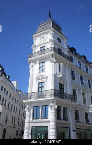 De beaux bâtiments historiques sur la Kongens Nytorv - la nouvelle place du roi, qui est une place publique à Copenhague, Danemark. Banque D'Images