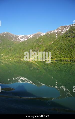 Magnifique fjord norvégien et paysage de montagne calme de Sognefjord ou Sognefjorden, comté de Vestland en Norvège occidentale. Banque D'Images
