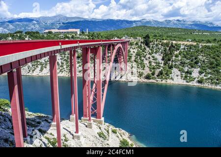 Belle photo du pont Maslenica sur le canal de la rivière à l'intérieur Croatie Banque D'Images