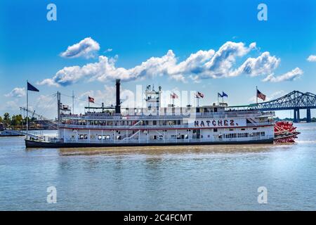 Touristes Natchez Steamboat Riverboat Flags Wharf Mississippi River New Orleans Louisiana. Un des derniers bateaux à vapeur Sternwheel sur la rivière et en t Banque D'Images