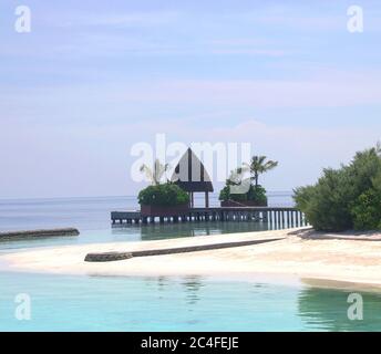Jetée, villa en bord de mer, piscine privée, Resort de luxe sur l'île aux Maldives, complexe sur l'île, Resort Kandolhu maldives, Resort sur la plage Banque D'Images