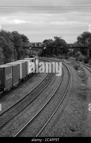 66517 dirige un train de conteneurs Wentloog - Southampton à travers Magor. Banque D'Images