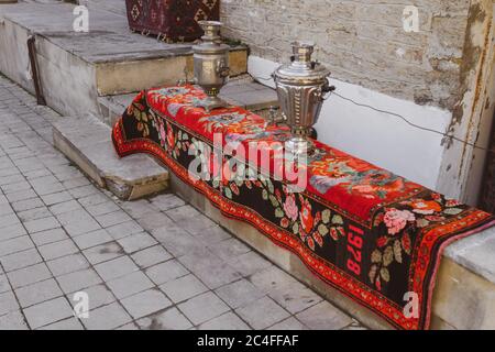 Tapis nationaux avec des motifs caucasiens sont à vendre dans la vieille ville sur des vieilles pierres Banque D'Images