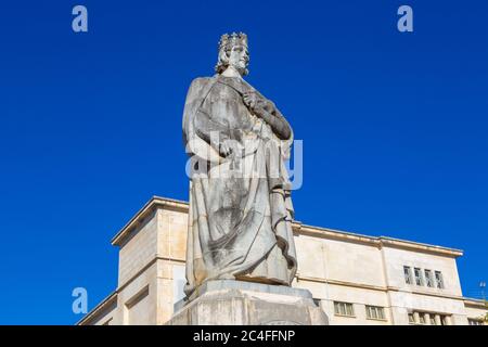 Statue du Roi Denis à l'Université Coimbra, Coimbra, Portugal, dans une belle journée d'été Banque D'Images