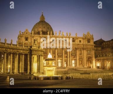 Basilique Saint-Pierre (basilique papale di San Pietro in Vaticano) au crépuscule, place Saint-Pierre, Rome (Roma), région du Latium, Italie Banque D'Images