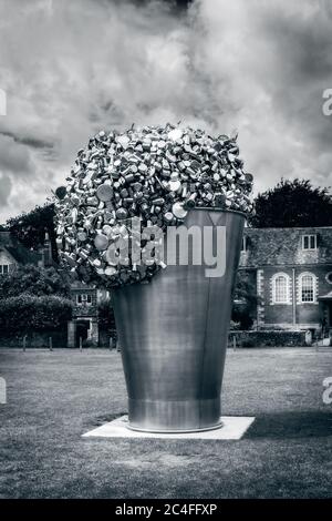 Acier inoxydable quand Soak devient Spill Sculpture par Subodh Gupta dans choristers Square près de la cathédrale de Salisbury, Salisbury, Wiltshire, Royaume-Uni le 19 juin Banque D'Images